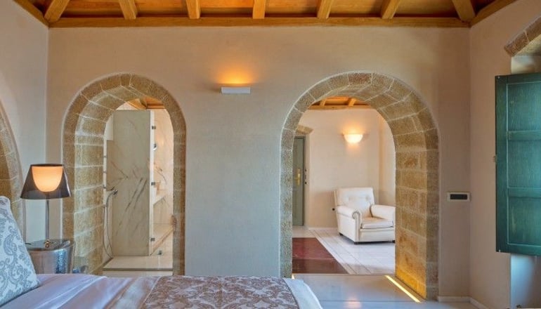 5* Moni Emvasis Luxury Suites