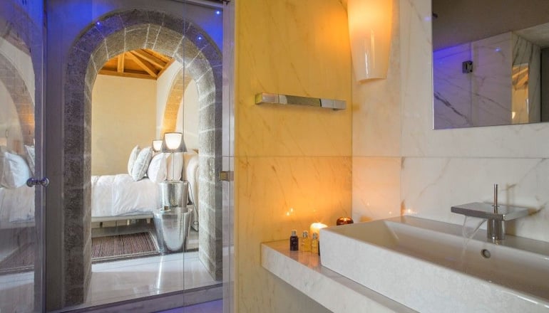 5* Moni Emvasis Luxury Suites