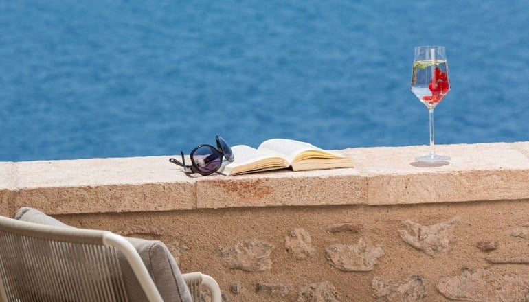 5* Moni Emvasis Luxury Suites