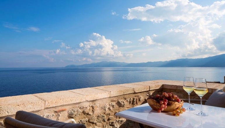 5* Moni Emvasis Luxury Suites