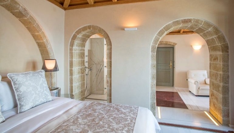 5* Moni Emvasis Luxury Suites