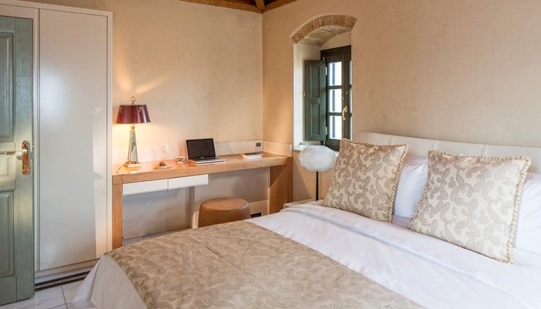 5* Moni Emvasis Luxury Suites