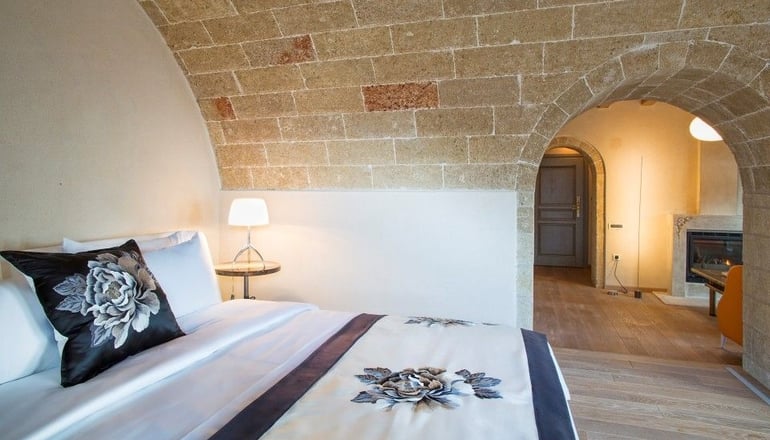 5* Moni Emvasis Luxury Suites