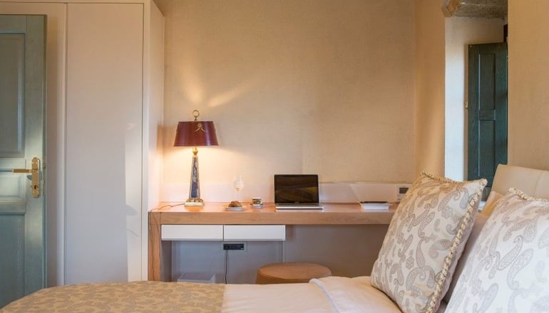 5* Moni Emvasis Luxury Suites