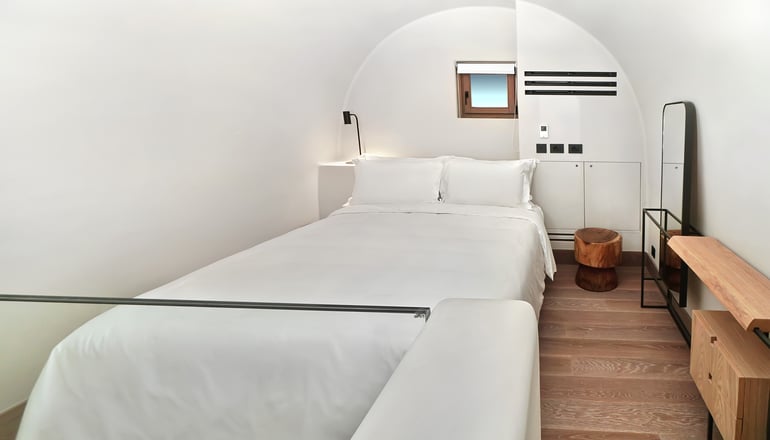 5* Radisson Zaffron Resort - Καμάρι, Σαντορίνη