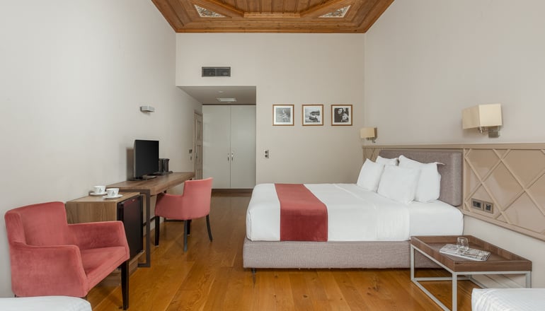 5* The Lake Hotel