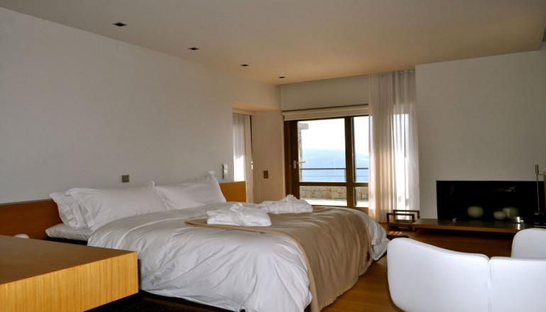 Elafivolia Arahova Suites