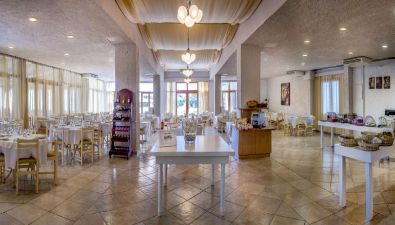 Eden Beach Plaka Hotel