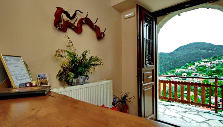 Θέα Βαλτεσινίκου