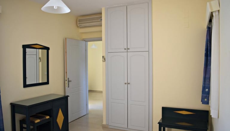 Adonis Hotel & Apartments