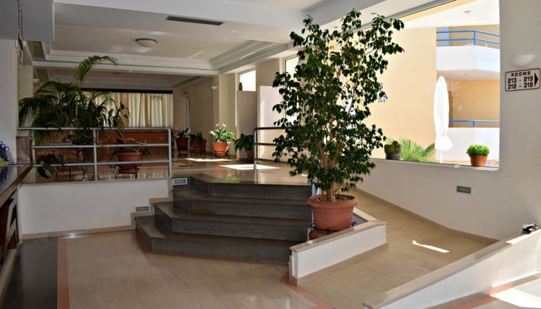 Adonis Hotel & Apartments