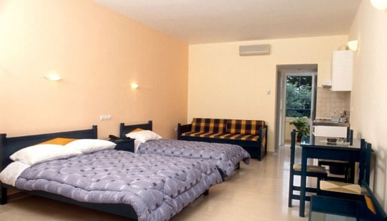 Adonis Hotel & Apartments