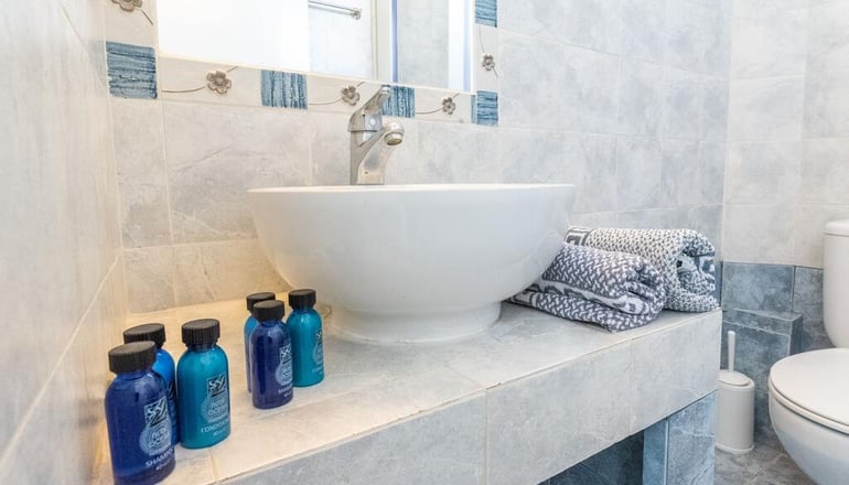 Adonis Hotel & Apartments