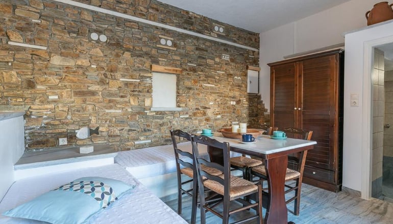 Adonis Hotel & Apartments