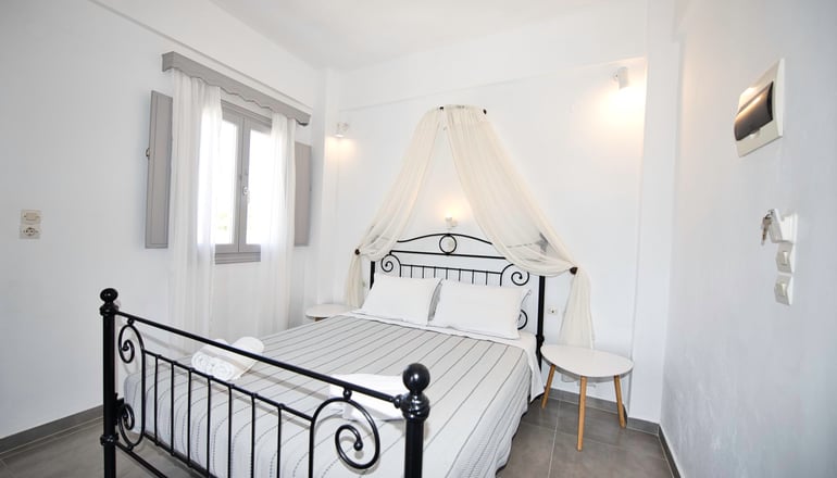 Anessis - Φηρά, Σαντορίνη