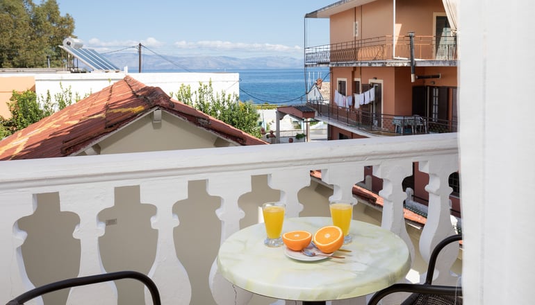 Bella Vista Hotel & Studios
