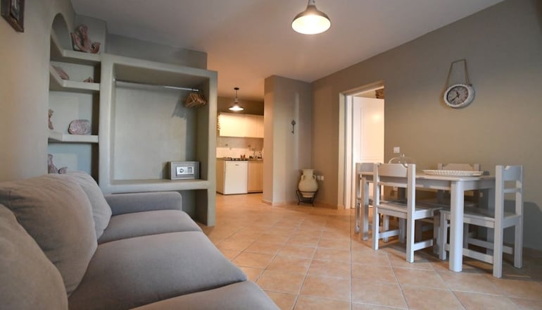 Couvaros Apartments & Suites