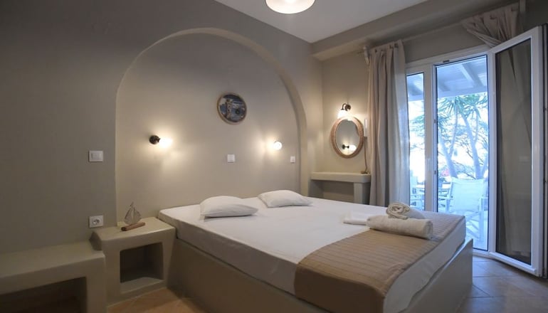 Couvaros Apartments & Suites