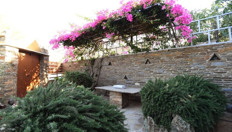 Couvaros Apartments & Suites