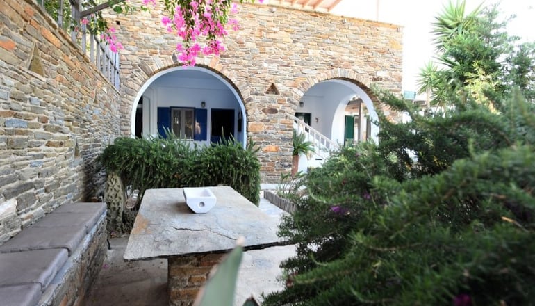 Couvaros Apartments & Suites