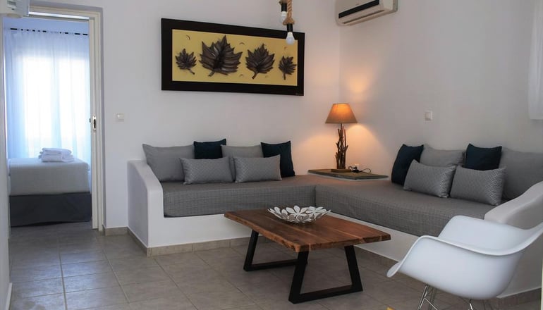 Dolphin Kastraki Studios & Apartments