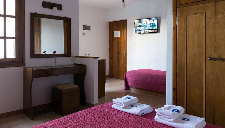 Drymna Hotel - Τριζόνια, Φωκίδα