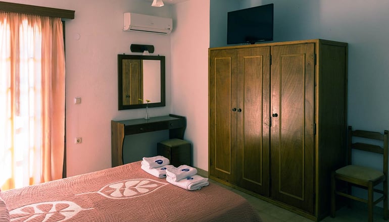 Drymna Hotel - Τριζόνια, Φωκίδα