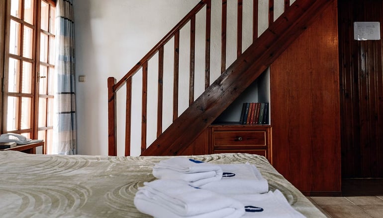 Drymna Hotel - Τριζόνια, Φωκίδα