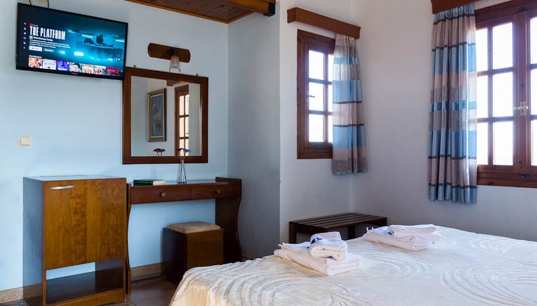 Drymna Hotel - Τριζόνια, Φωκίδα