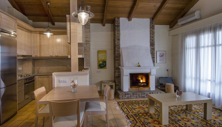 4* Selina Kaminos Evia