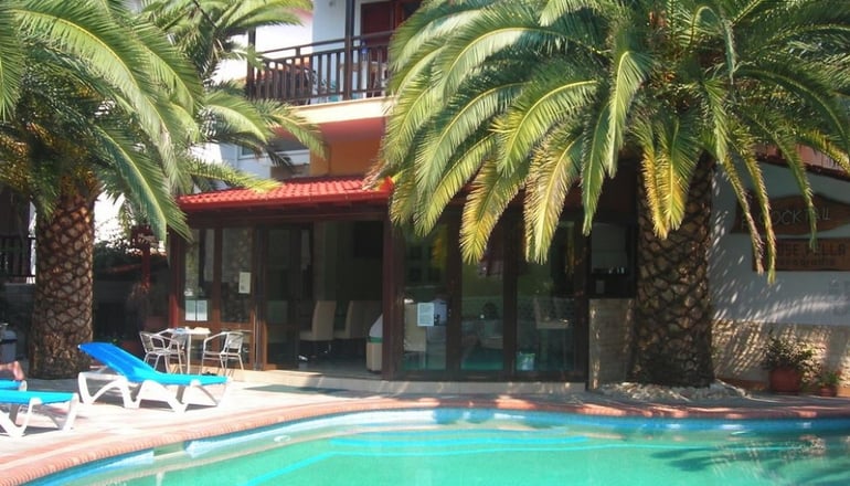 Pella House Studios & Apartments