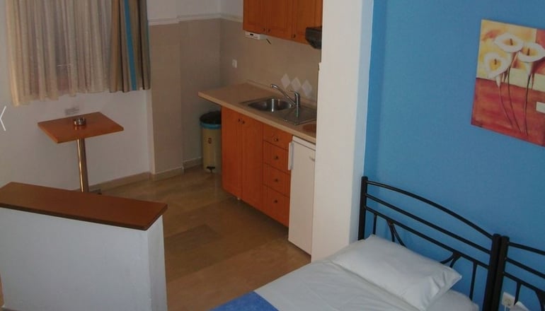 Pella House Studios & Apartments