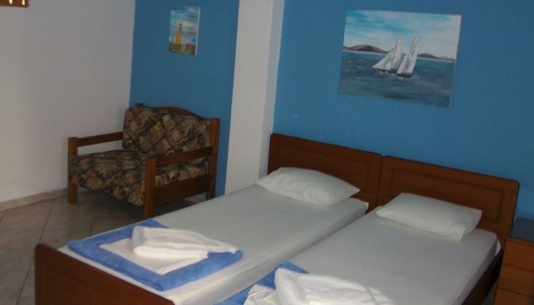 Pella House Studios & Apartments