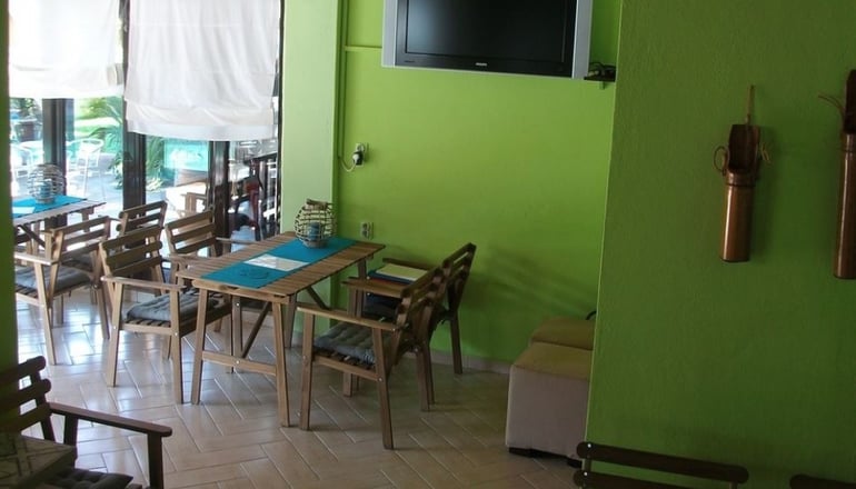 Pella House Studios & Apartments