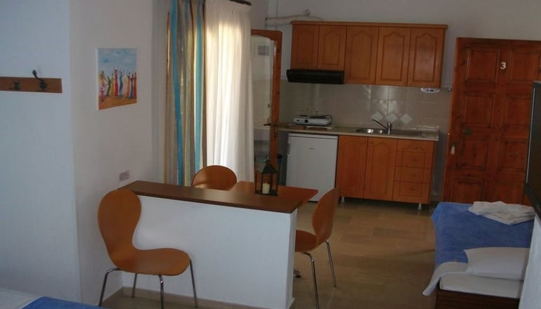 Pella House Studios & Apartments