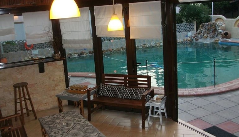 Pella House Studios & Apartments