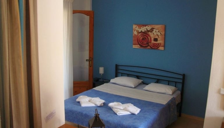 Pella House Studios & Apartments