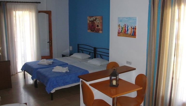 Pella House Studios & Apartments