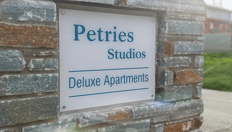 Petries Studios - Άγιοι Απόστολοι, Εύβοια