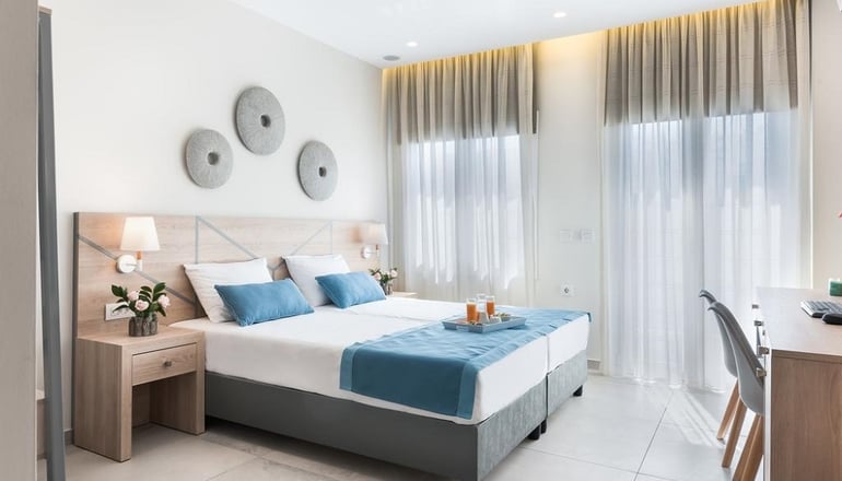 4* Santorini Main Square