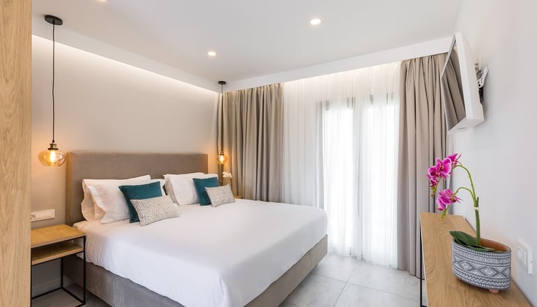 V Luxury Suites