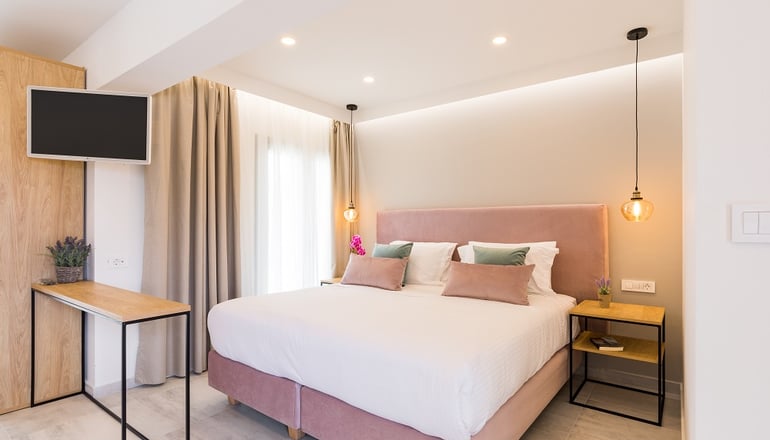 V Luxury Suites