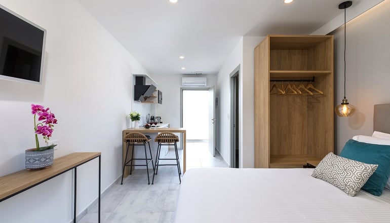 V Luxury Suites