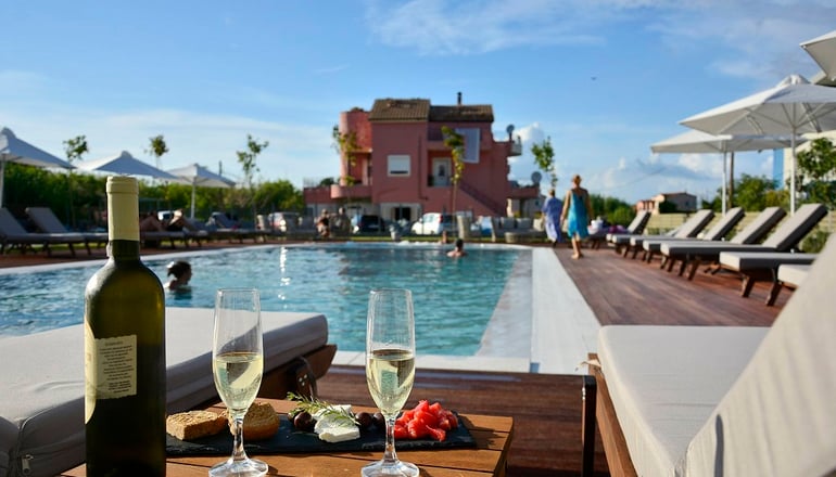 V Luxury Suites