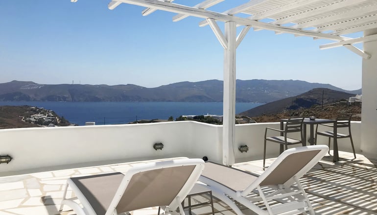 Yakinthos Residence