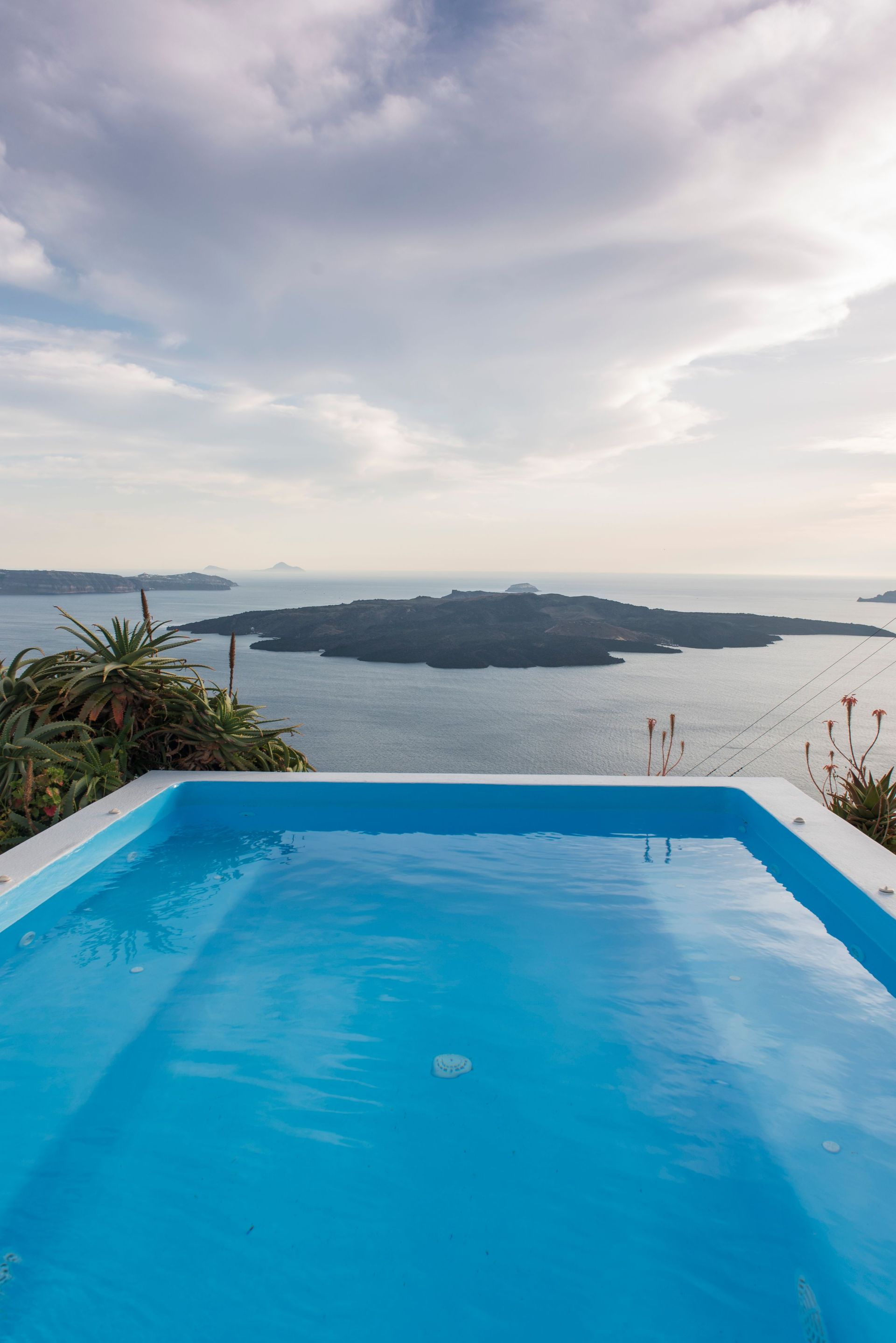 Kastro Suites - Φηρά, Σαντορίνη ✦ 2 Ημέρες (1 Διανυκτέρευση) ✦ 2 άτομα ✦ 2 ✦ 01/04/2022 έως 30/09/2022 ✦ Υπέροχη Τοποθεσία!