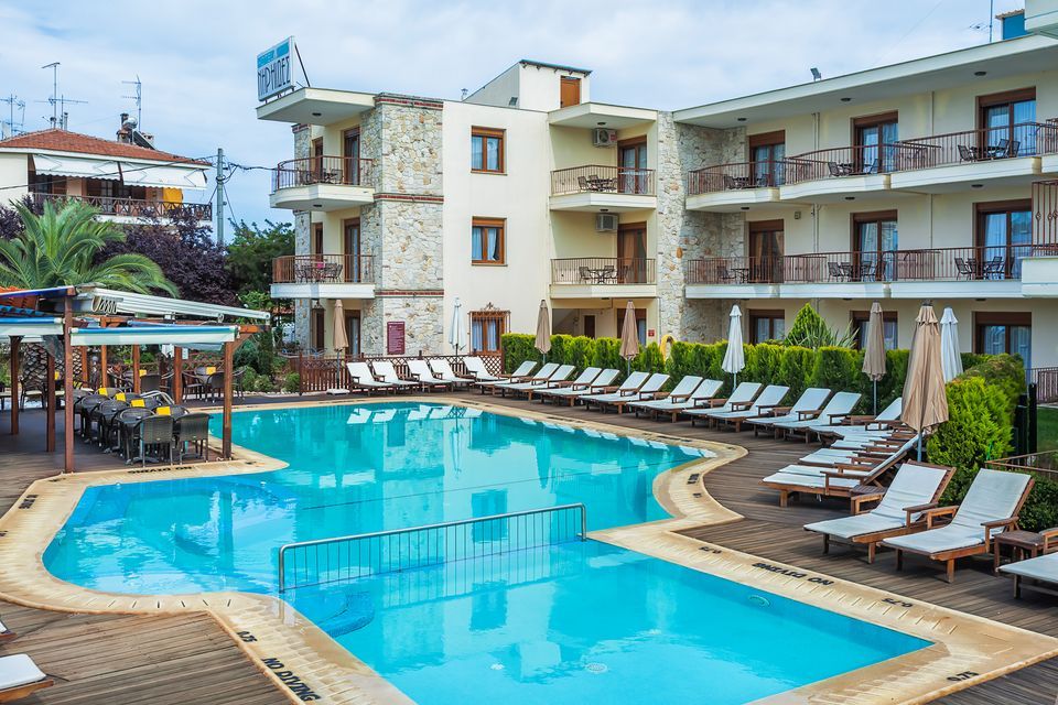 Nereides Hotel - Χανιώτη, Χαλκιδική ✦ 4 Ημέρες (3 Διανυκτερεύσεις) ✦ 2 άτομα + 1 παιδί έως 9 ετών ✦ 1 ✦ 29/04/2022 έως 30/09/2022 ✦ Κοντά στην παραλία!