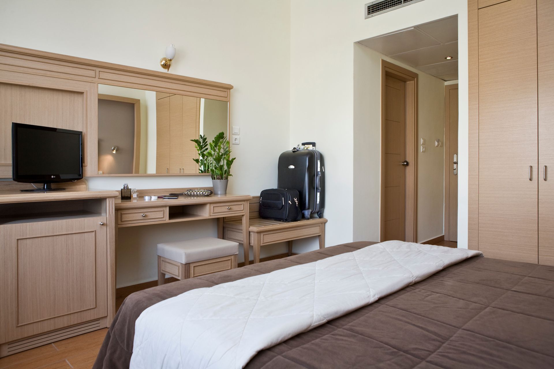 Parnon Hotel - Αθήνα ✦ 2 Ημέρες (1 Διανυκτέρευση) ✦ 2 άτομα ✦ Χωρίς Πρωινό ✦ έως 30/09/2022 ✦ Στο κέντρο της Αθήνας!