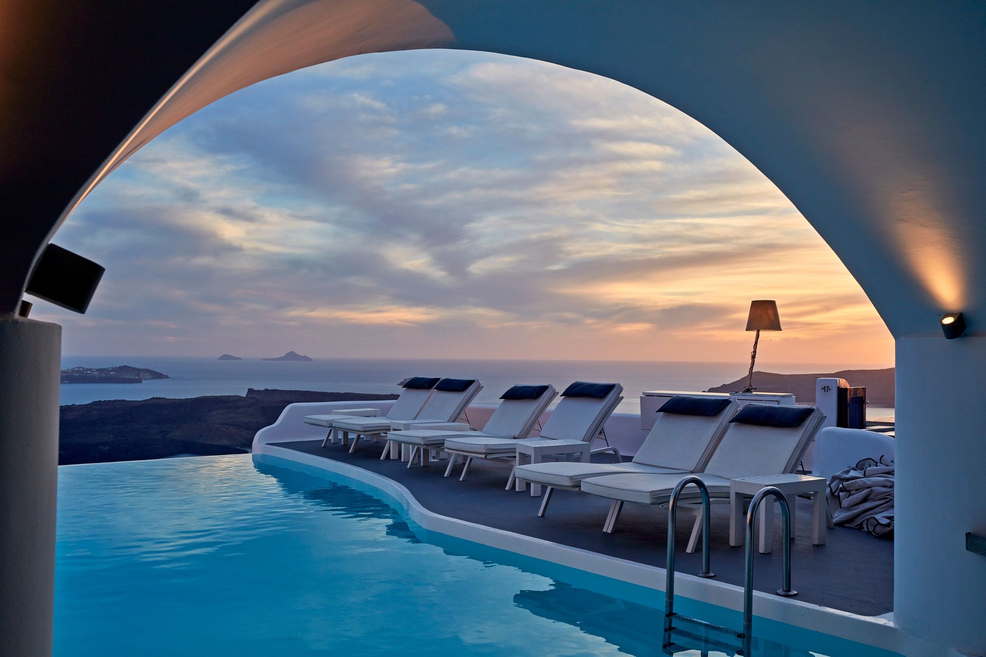 5* Katikies Chromata Santorini / The Leading Hotels of the World – Ημεροβίγλι, Σαντορίνη Σαντορίνη για 2 ημέρες / 1 νύχτα με πρωινό για 2 άτομα