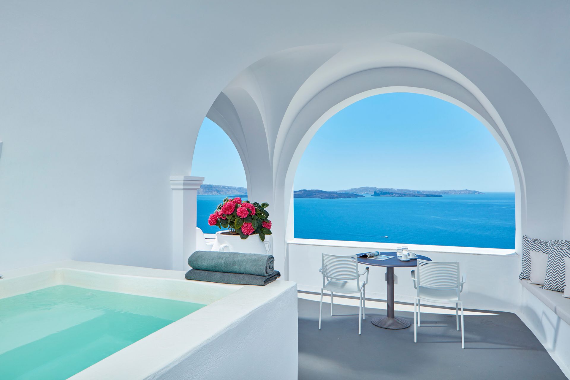 Katikies Villa Santorini / The Leading Hotels Of The World – Οία, Σαντορίνη Σαντορίνη για 2 ημέρες / 1 νύχτα με πρωινό για 2 άτομα